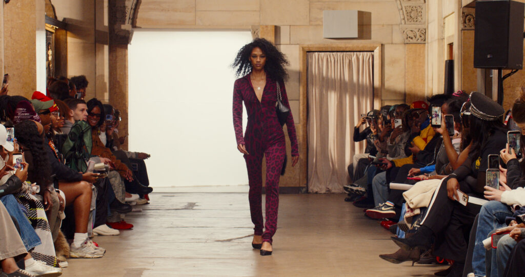 Telfar montre sa collection SS 2027 dans sa vente d’échantillons, entre Brooklyn et Paris 37 34 1