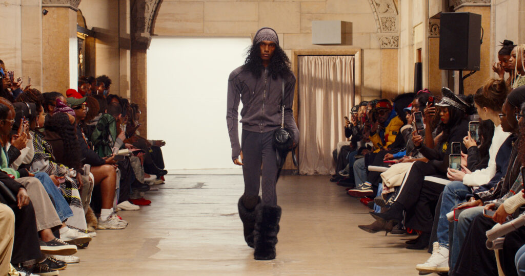 Telfar montre sa collection SS 2027 dans sa vente d’échantillons, entre Brooklyn et Paris 38 35 1