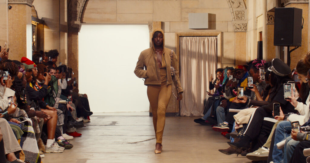 Telfar montre sa collection SS 2027 dans sa vente d’échantillons, entre Brooklyn et Paris 39 36 1