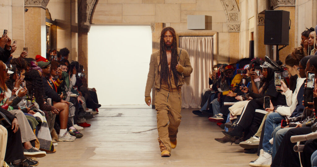 Telfar montre sa collection SS 2027 dans sa vente d’échantillons, entre Brooklyn et Paris 40 37 1