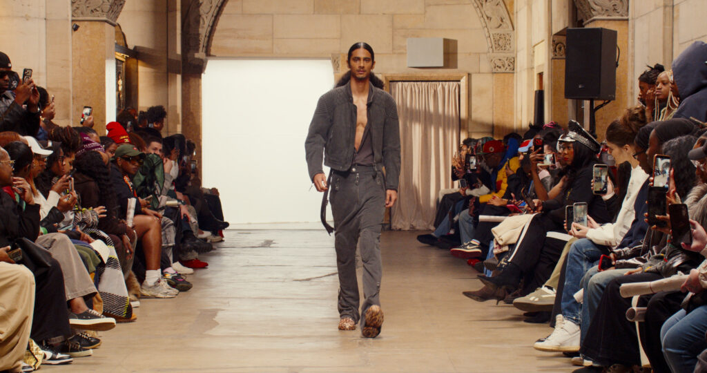 Telfar montre sa collection SS 2027 dans sa vente d’échantillons, entre Brooklyn et Paris 41 38 1