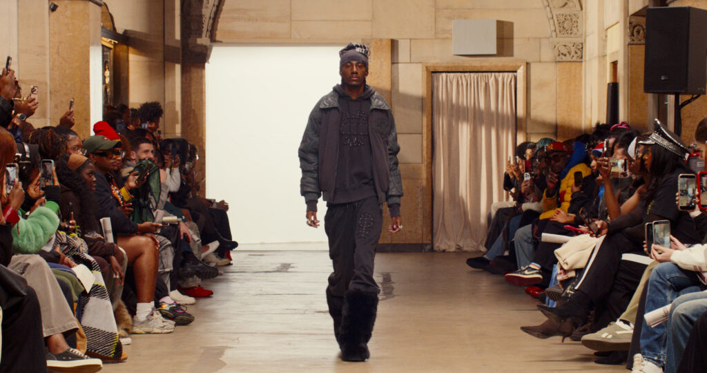 Telfar montre sa collection SS 2027 dans sa vente d’échantillons, entre Brooklyn et Paris 42 39 1