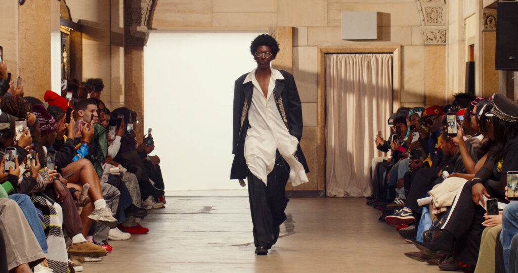 Telfar montre sa collection SS 2027 dans sa vente d’échantillons, entre Brooklyn et Paris 8 4 1