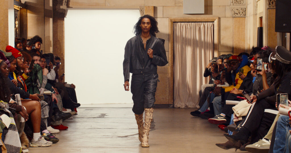 Telfar montre sa collection SS 2027 dans sa vente d’échantillons, entre Brooklyn et Paris 43 40 1