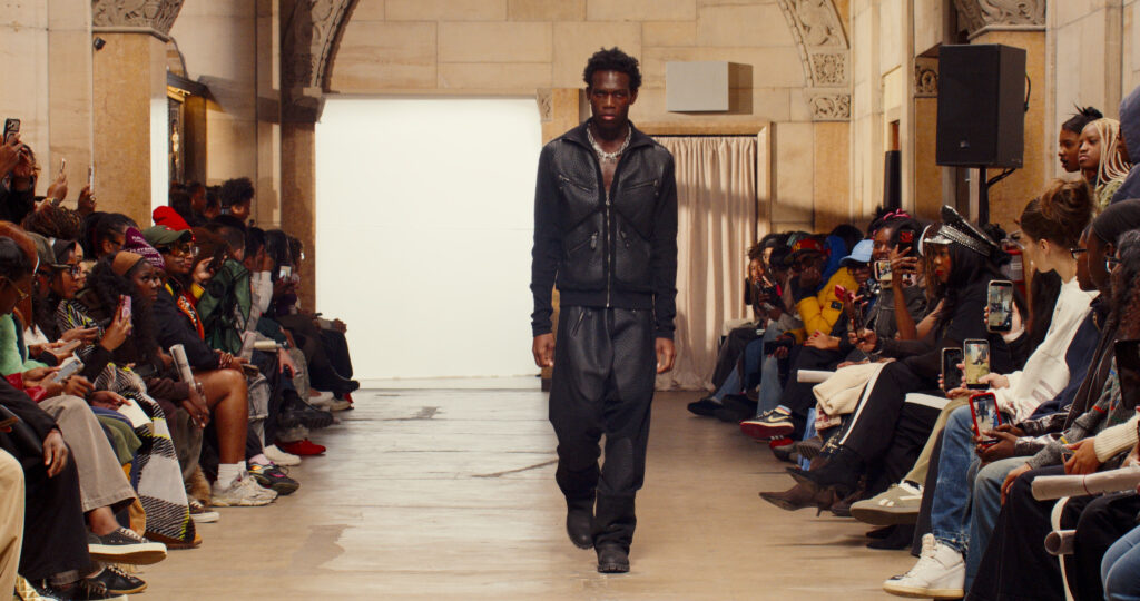 Telfar montre sa collection SS 2027 dans sa vente d’échantillons, entre Brooklyn et Paris 44 41 1