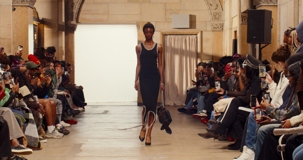 Telfar montre sa collection SS 2027 dans sa vente d’échantillons, entre Brooklyn et Paris 45 43 1