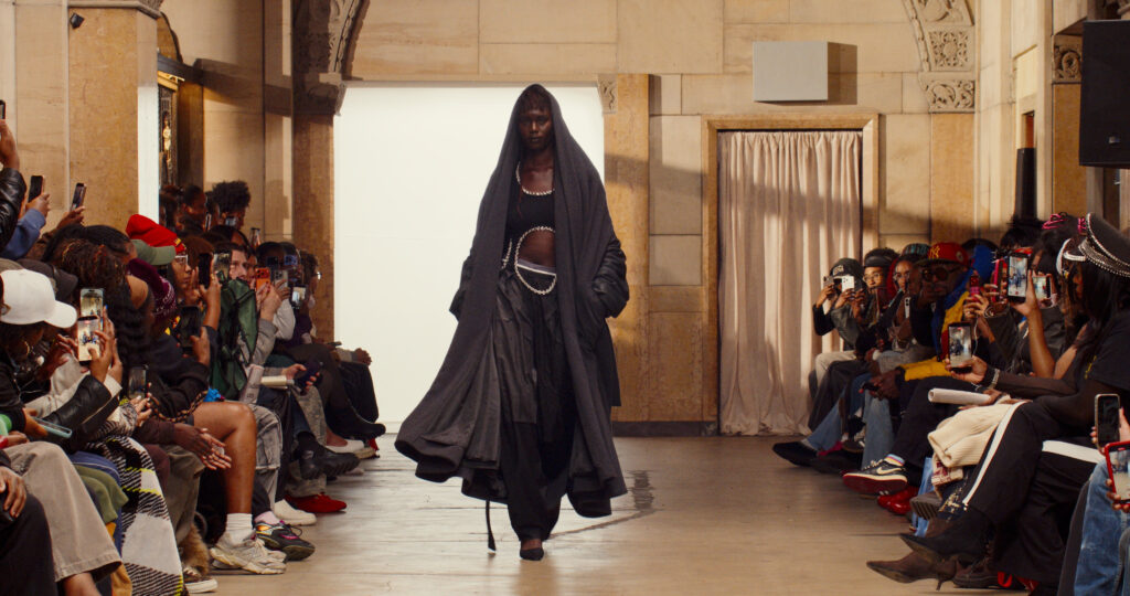 Telfar montre sa collection SS 2027 dans sa vente d’échantillons, entre Brooklyn et Paris 46 44 1