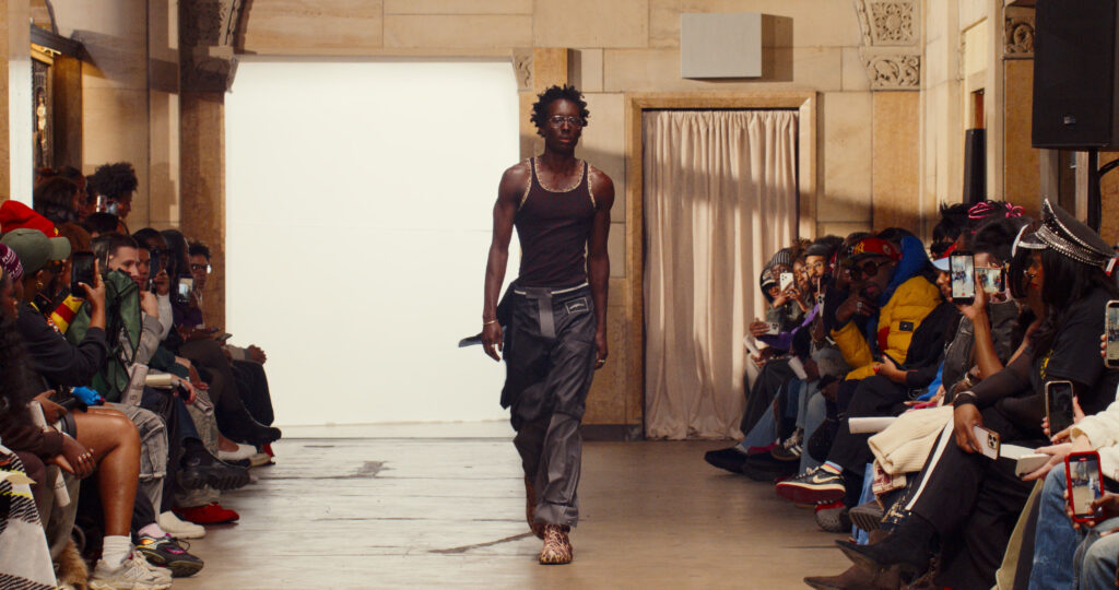 Telfar montre sa collection SS 2027 dans sa vente d’échantillons, entre Brooklyn et Paris 47 45 1