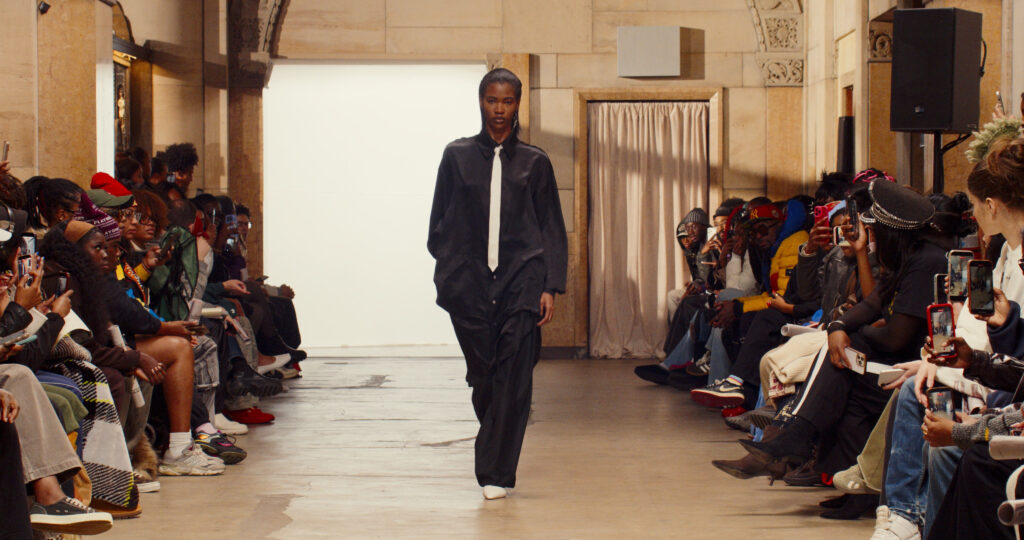 Telfar montre sa collection SS 2027 dans sa vente d’échantillons, entre Brooklyn et Paris 48 46 1