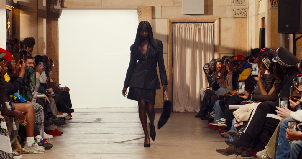 Telfar montre sa collection SS 2027 dans sa vente d’échantillons, entre Brooklyn et Paris 49 47 1