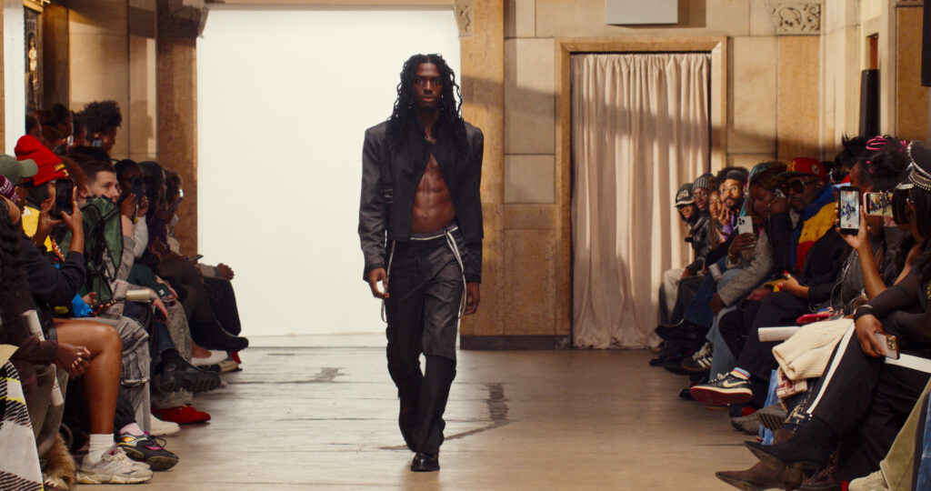 Telfar montre sa collection SS 2027 dans sa vente d’échantillons, entre Brooklyn et Paris 50 48 1