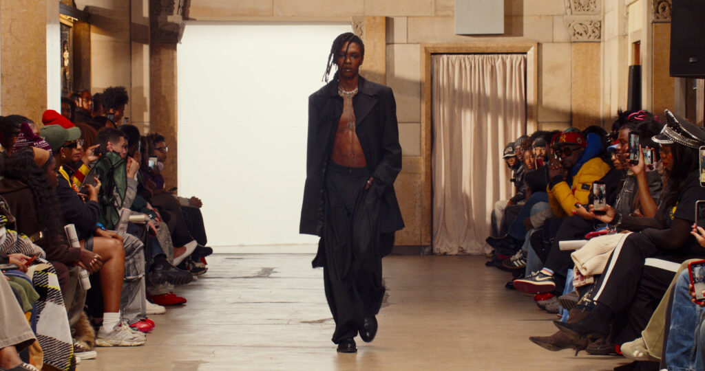 Telfar montre sa collection SS 2027 dans sa vente d’échantillons, entre Brooklyn et Paris 51 49 1