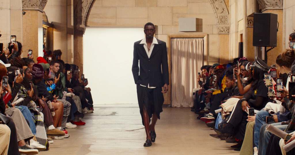Telfar montre sa collection SS 2027 dans sa vente d’échantillons, entre Brooklyn et Paris 9 5 1
