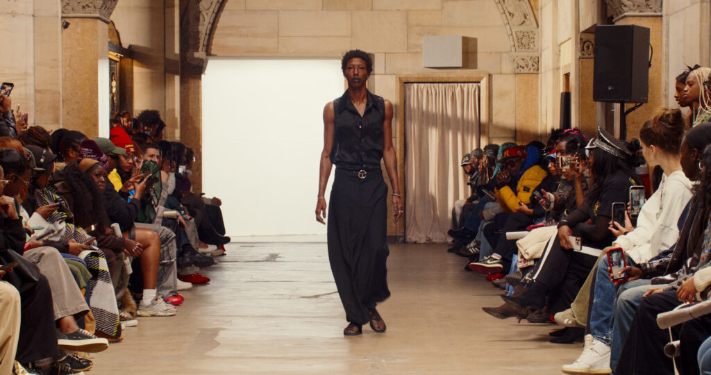 Telfar montre sa collection SS 2027 dans sa vente d’échantillons, entre Brooklyn et Paris 52 50 1