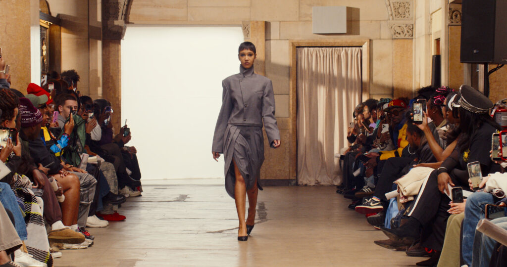 Telfar montre sa collection SS 2027 dans sa vente d’échantillons, entre Brooklyn et Paris 10 6 1