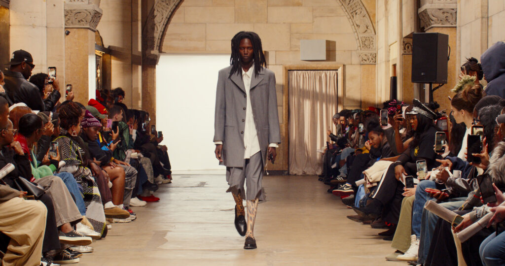 Telfar montre sa collection SS 2027 dans sa vente d’échantillons, entre Brooklyn et Paris 11 7 1