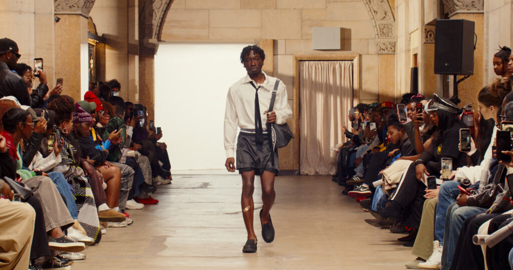 Telfar montre sa collection SS 2027 dans sa vente d’échantillons, entre Brooklyn et Paris 12 8 1