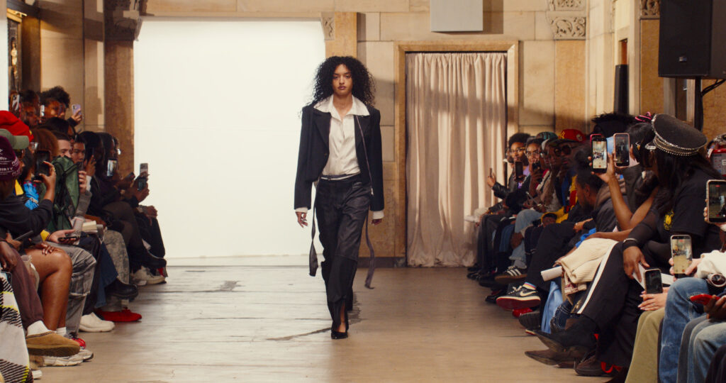 Telfar montre sa collection SS 2027 dans sa vente d’échantillons, entre Brooklyn et Paris 13 9 1