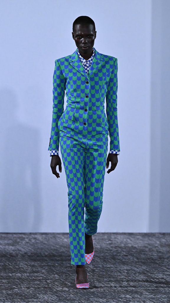 Anrealage : six robes dont la couleur change sans lumière 25 Anrealage 9x16 Look 0001
