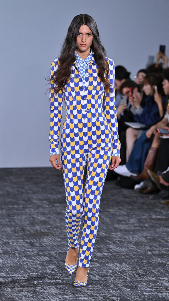 Anrealage : six robes dont la couleur change sans lumière 29 Anrealage 9x16 Look 0005