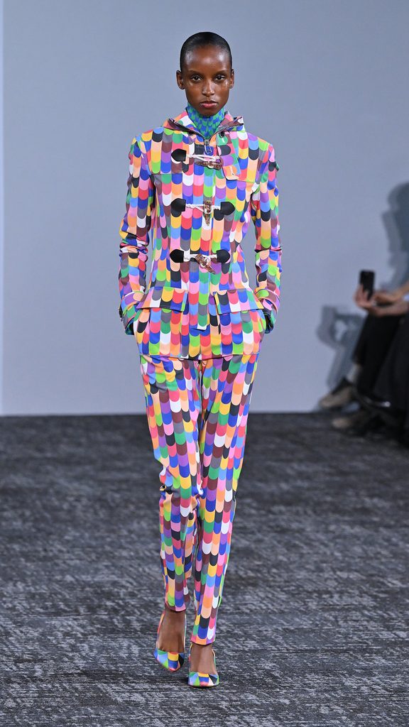 Anrealage : six robes dont la couleur change sans lumière 30 Anrealage 9x16 Look 0006