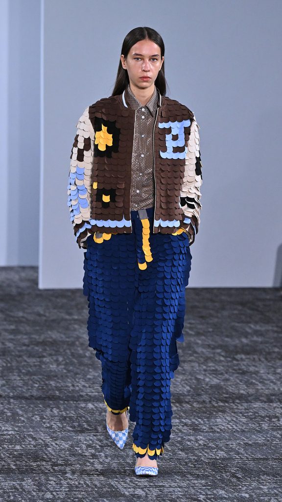Anrealage : six robes dont la couleur change sans lumière 38 Anrealage 9x16 Look 0014