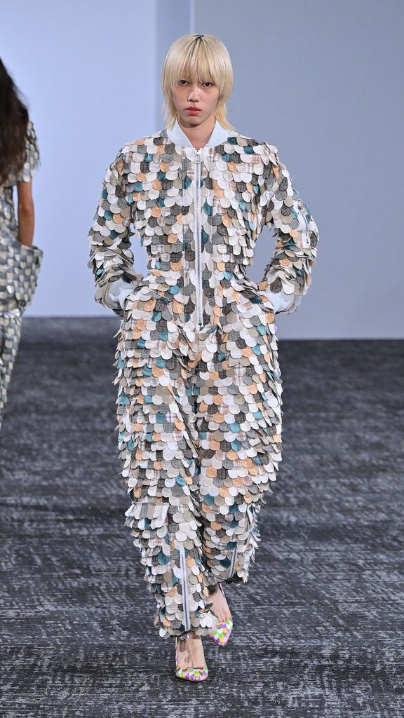 Anrealage : six robes dont la couleur change sans lumière 44 Anrealage 9x16 Look 0020