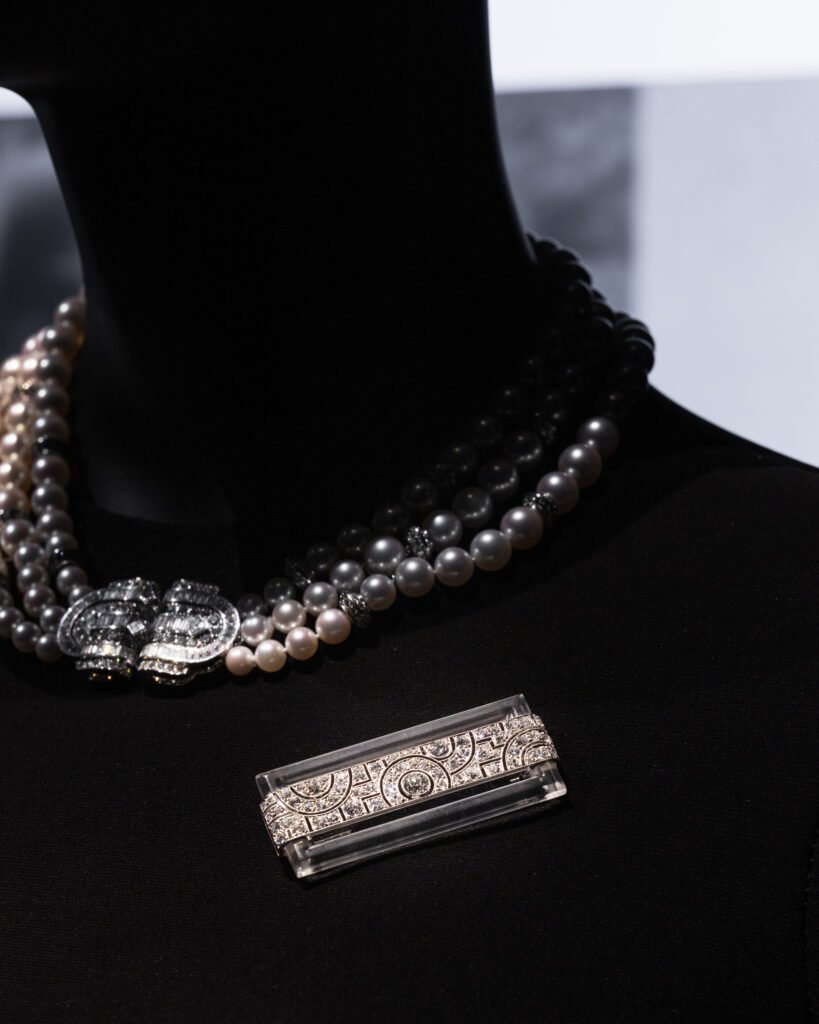 Boucheron chez Christie's : une Maison qui expose sa propre collection 26 Boucheron in focus A Monograph of a Visionary Architecture Look 4
