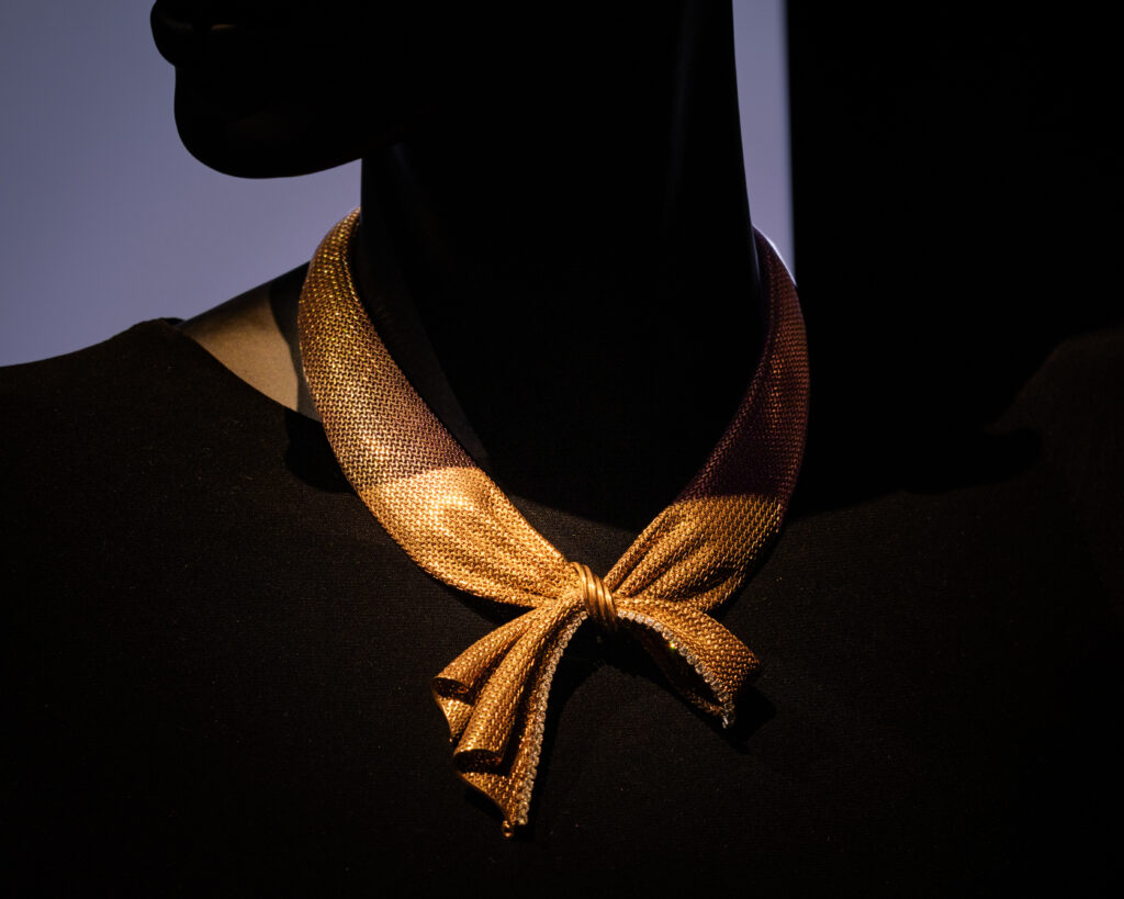 Boucheron chez Christie's : une Maison qui expose sa propre collection 29 Boucheron in focus A Monograph of a Visionary Couture Look 2 Ribbon Necklace