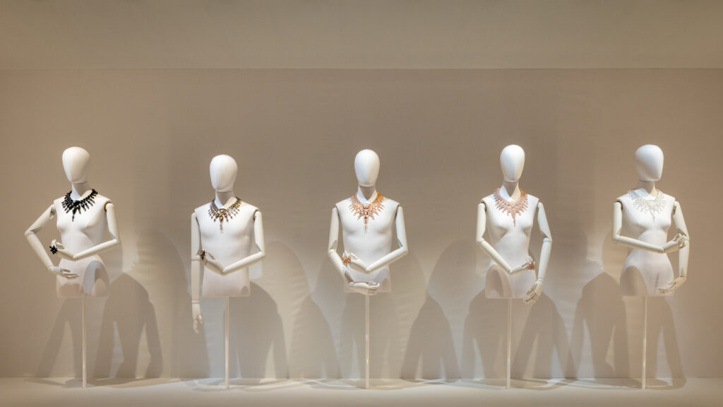 Boucheron chez Christie's : une Maison qui expose sa propre collection 34 Boucheron in focus A Monograph of a Visionary Human Being 2