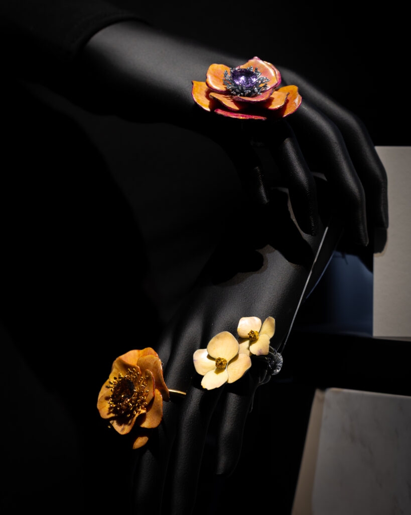 Boucheron chez Christie's : une Maison qui expose sa propre collection 39 Boucheron in focus A Monograph of a Visionary Innovation Look 3 Fleurs Eternelles