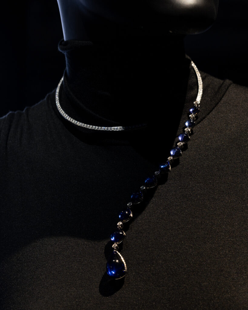 Boucheron chez Christie's : une Maison qui expose sa propre collection 44 Boucheron in focus A Monograph of a Visionary Innovation Look 5 Question Mark Necklace reversible