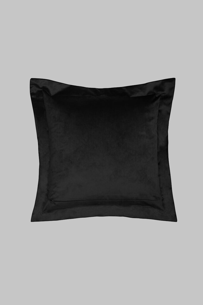Maison Close devient Scandale et fait du Trianon sa scène 180 CUSHION CROSS BK