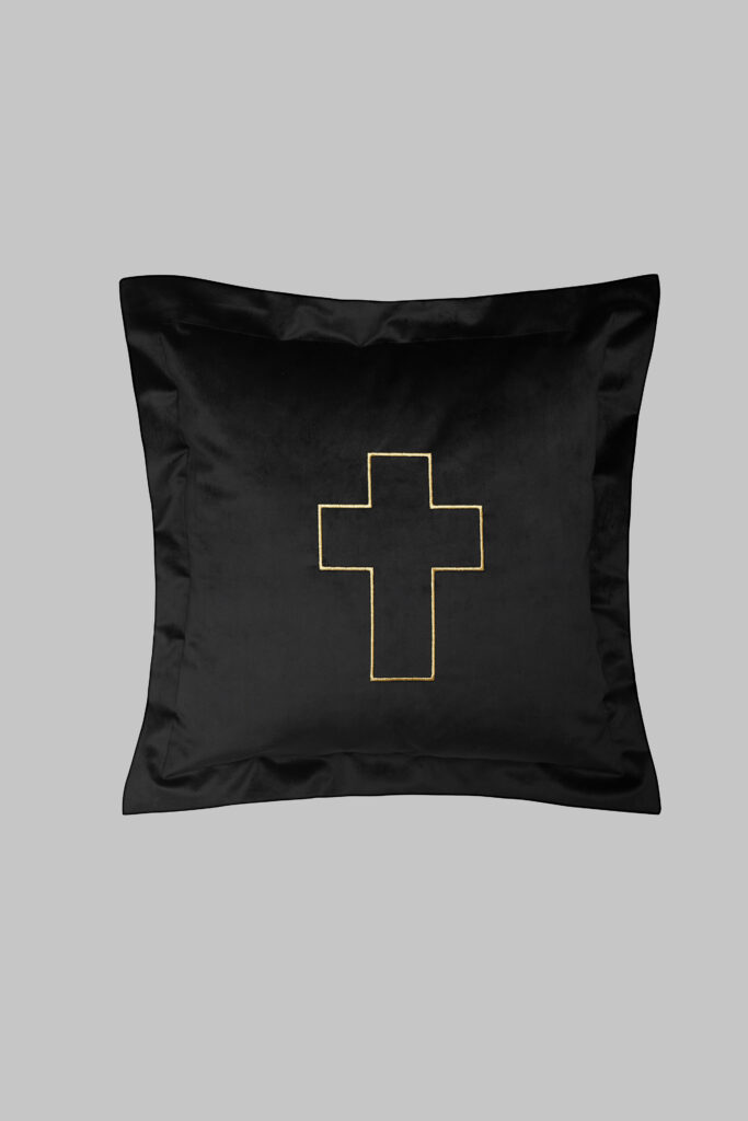 Maison Close devient Scandale et fait du Trianon sa scène 184 CUSHION CROSS FR