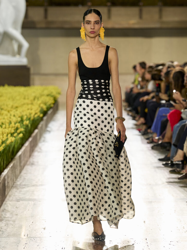 Carolina Herrera fête ses 45 ans avec Warhol, le New Yorker et Taffin 85 Carolina Herrera S27 Look 001 3X4