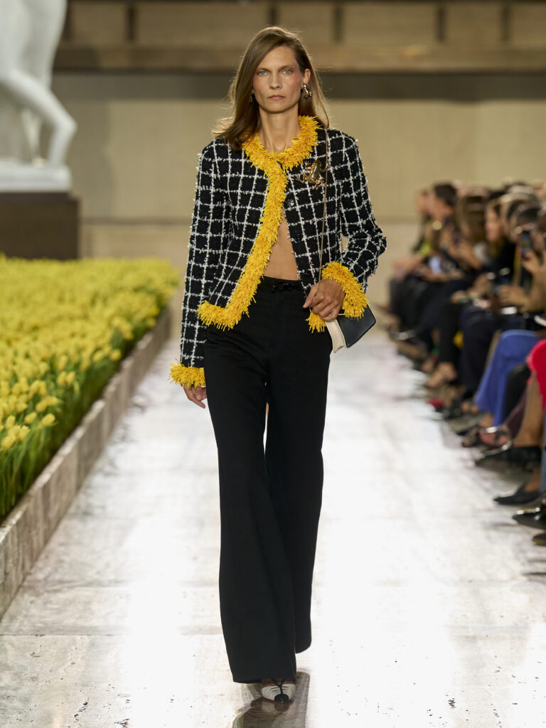 Carolina Herrera fête ses 45 ans avec Warhol, le New Yorker et Taffin 99 Carolina Herrera S27 Look 005 3X4