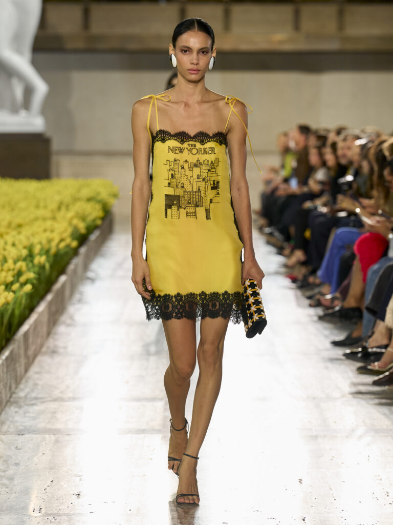 Carolina Herrera fête ses 45 ans avec Warhol, le New Yorker et Taffin 111 Carolina Herrera S27 Look 006 3X4