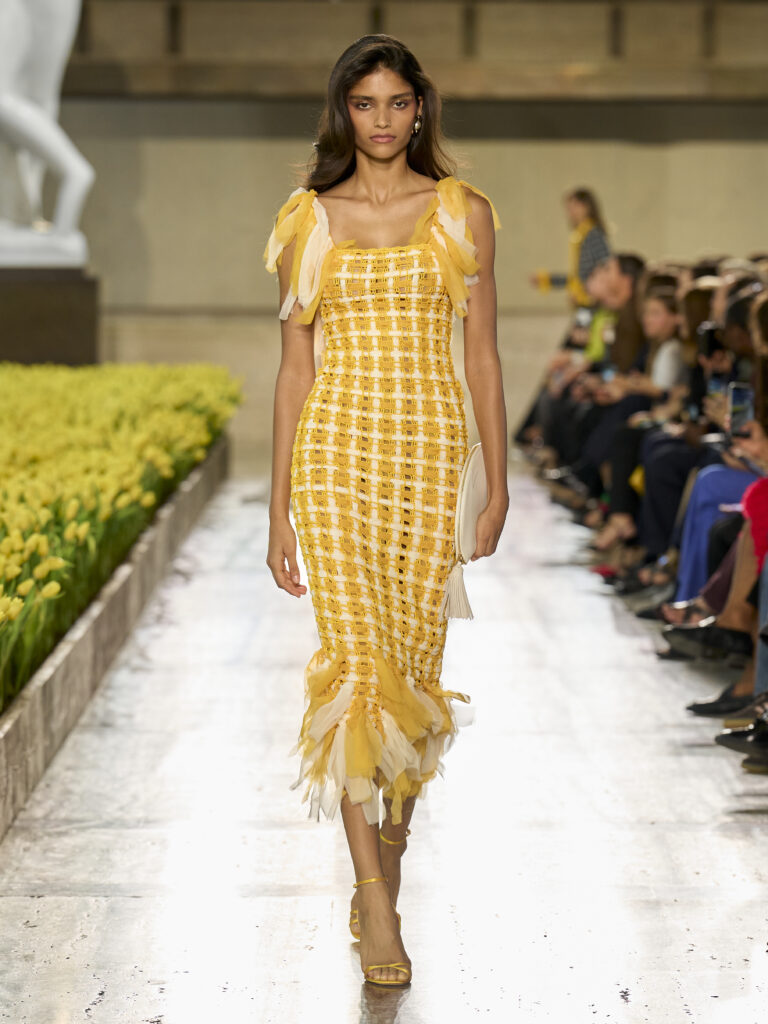 Carolina Herrera fête ses 45 ans avec Warhol, le New Yorker et Taffin 81 Carolina Herrera S27 Look 008 3X4