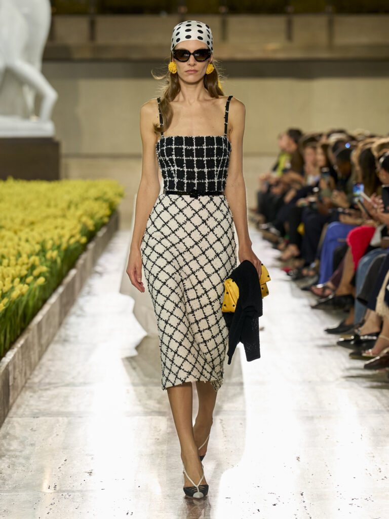 Carolina Herrera fête ses 45 ans avec Warhol, le New Yorker et Taffin 76 Carolina Herrera S27 Look 009 3X4