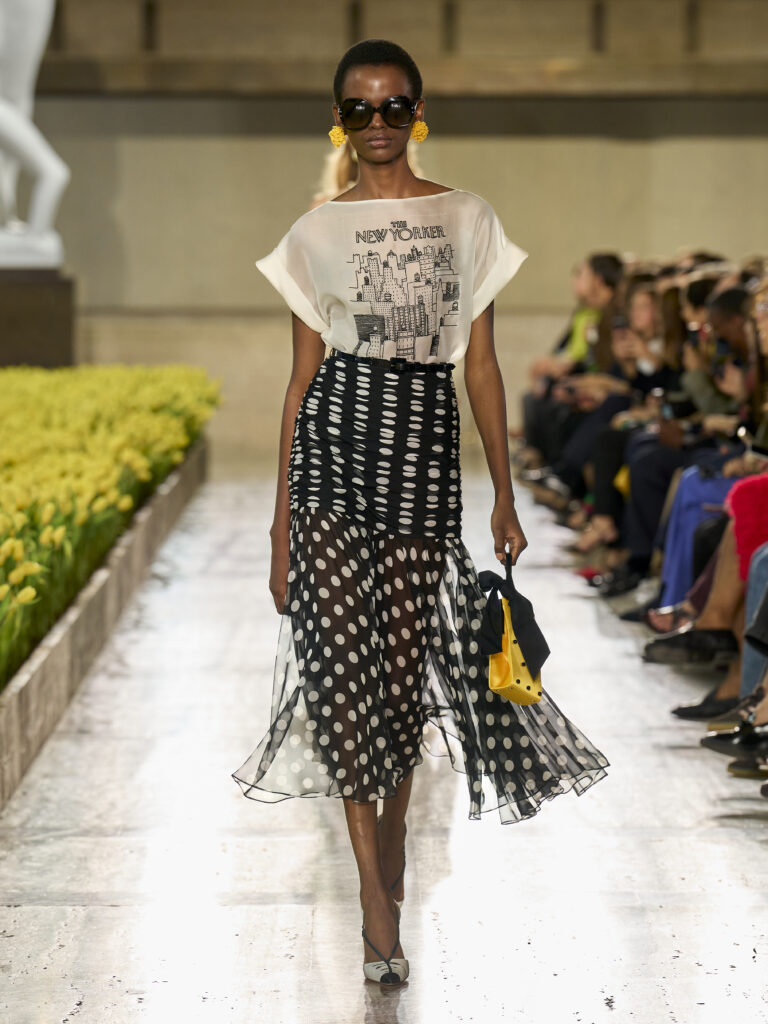 Carolina Herrera fête ses 45 ans avec Warhol, le New Yorker et Taffin 84 Carolina Herrera S27 Look 011 3X4