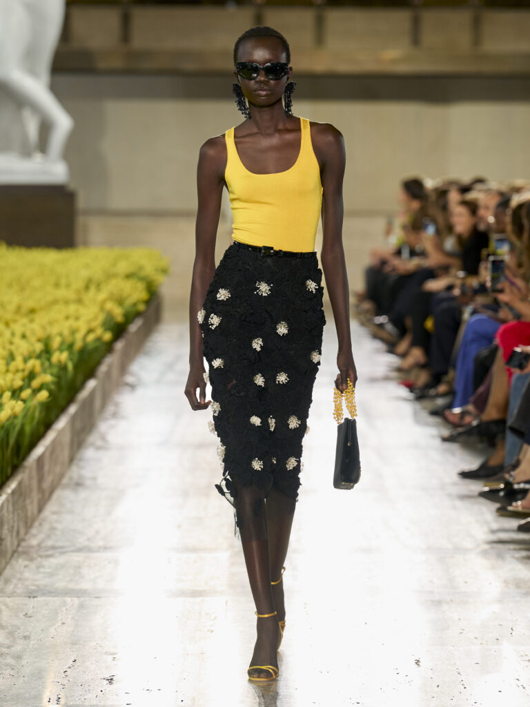 Carolina Herrera fête ses 45 ans avec Warhol, le New Yorker et Taffin 98 Carolina Herrera S27 Look 015 3X4