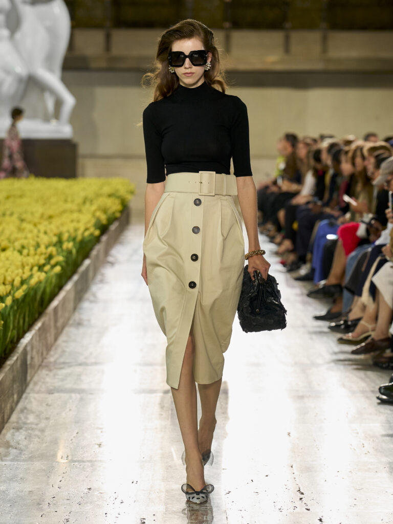 Carolina Herrera fête ses 45 ans avec Warhol, le New Yorker et Taffin 82 Carolina Herrera S27 Look 018 3X4