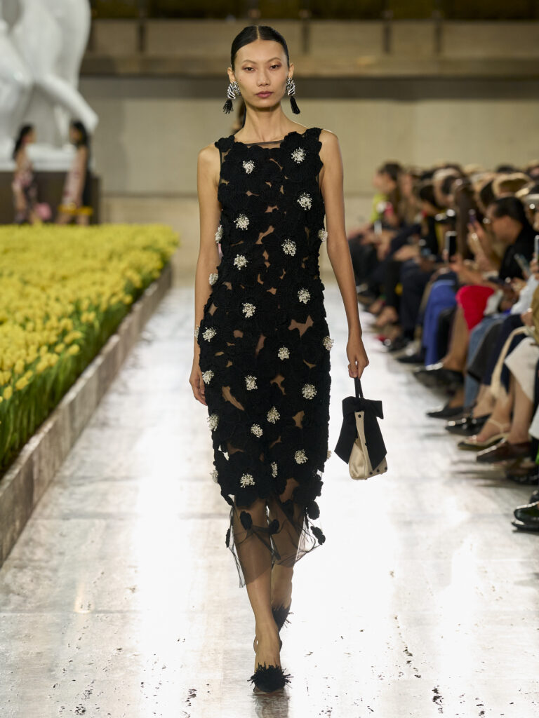 Carolina Herrera fête ses 45 ans avec Warhol, le New Yorker et Taffin 118 Carolina Herrera S27 Look 020 3X4
