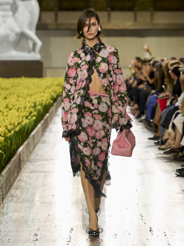 Carolina Herrera fête ses 45 ans avec Warhol, le New Yorker et Taffin 104 Carolina Herrera S27 Look 021 3X4