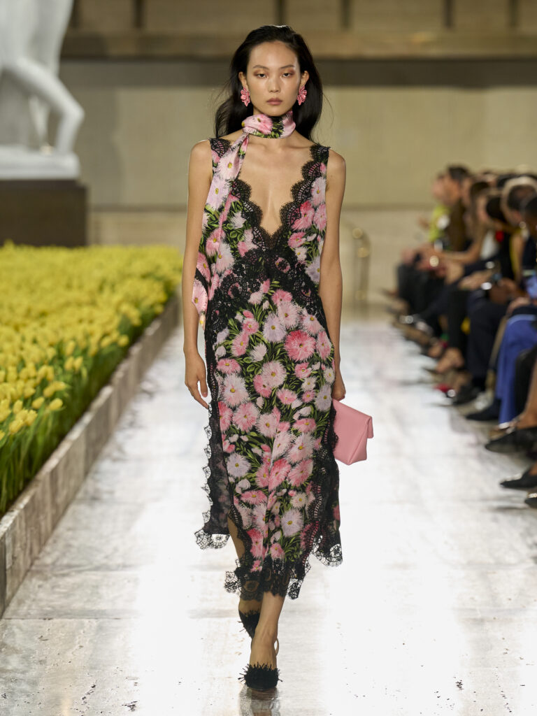Carolina Herrera fête ses 45 ans avec Warhol, le New Yorker et Taffin 95 Carolina Herrera S27 Look 023 3X4