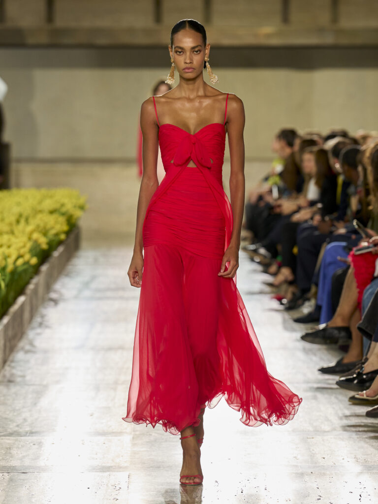 Carolina Herrera fête ses 45 ans avec Warhol, le New Yorker et Taffin 71 Carolina Herrera S27 Look 026 3X4