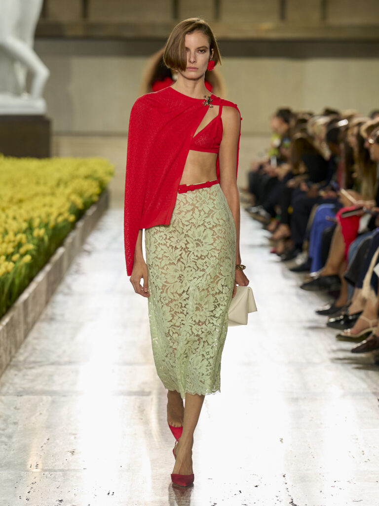 Carolina Herrera fête ses 45 ans avec Warhol, le New Yorker et Taffin 113 Carolina Herrera S27 Look 029 3X4