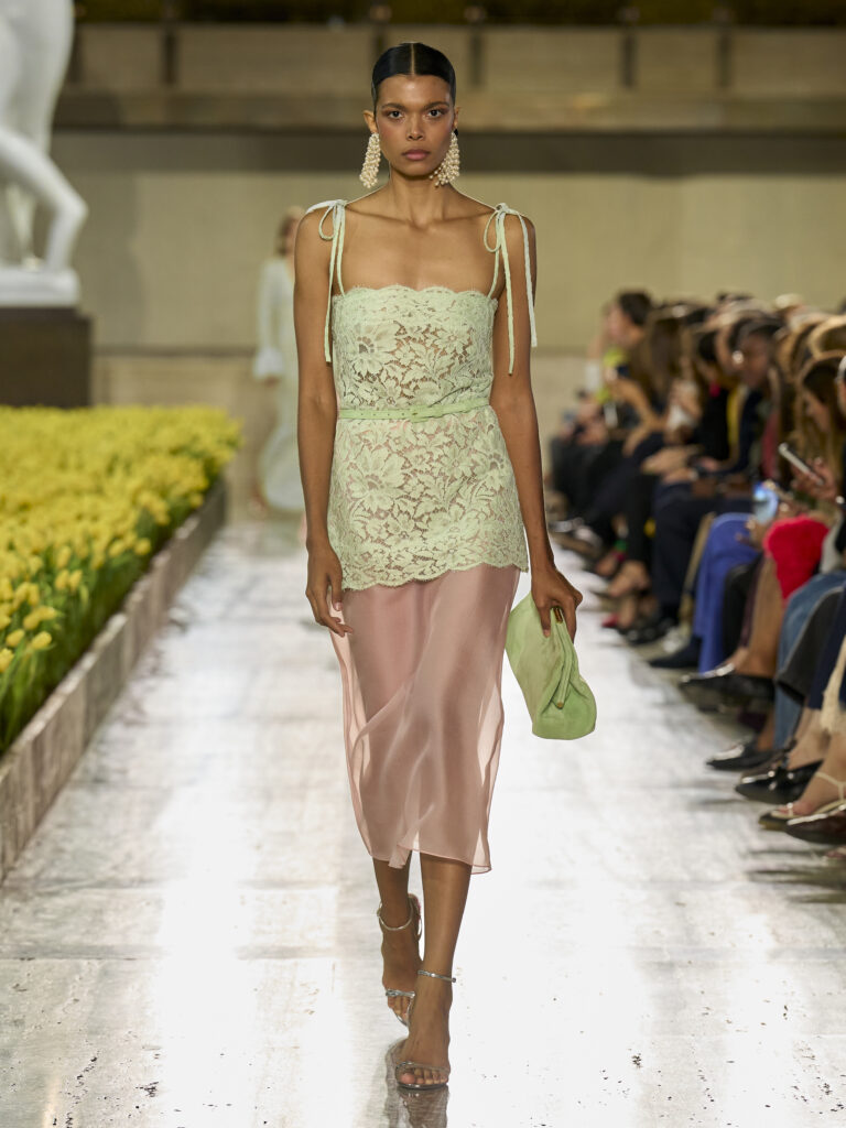 Carolina Herrera fête ses 45 ans avec Warhol, le New Yorker et Taffin 91 Carolina Herrera S27 Look 032 3X4