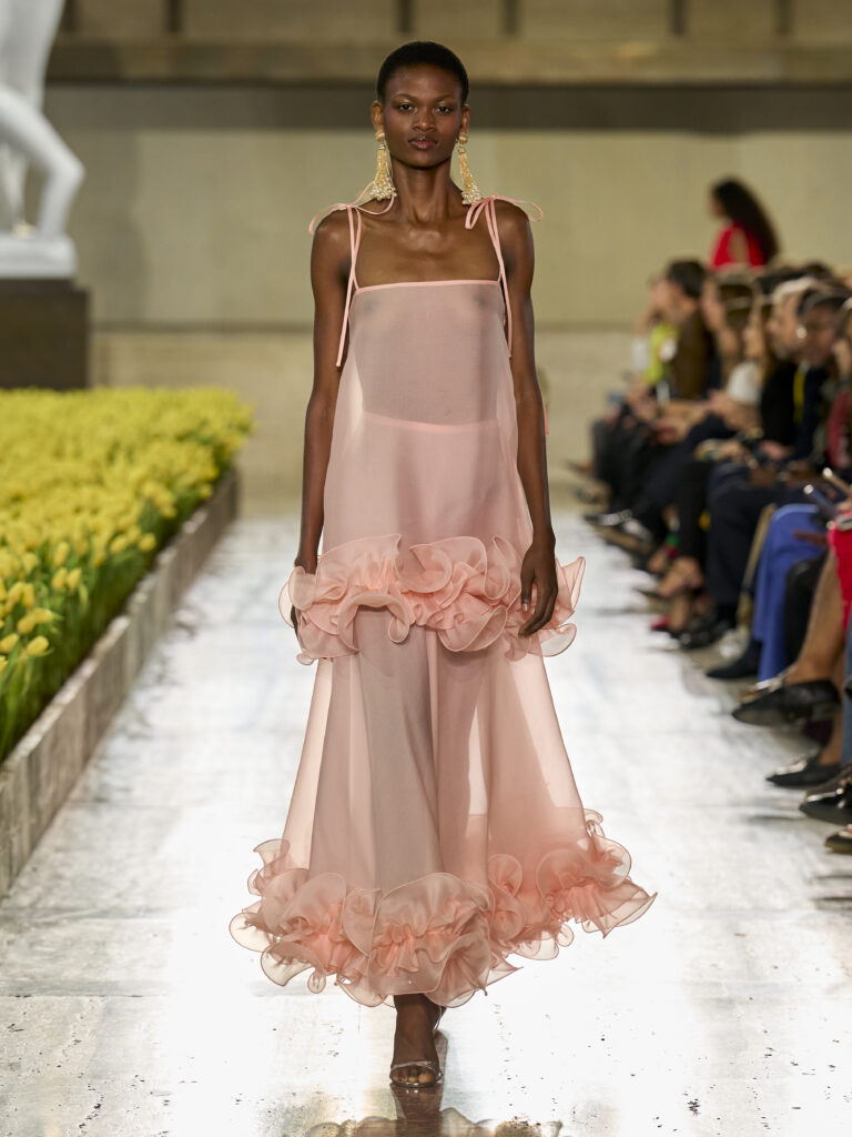 Carolina Herrera fête ses 45 ans avec Warhol, le New Yorker et Taffin 94 Carolina Herrera S27 Look 033 3X4