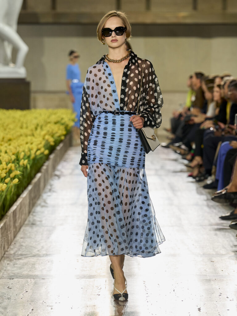 Carolina Herrera fête ses 45 ans avec Warhol, le New Yorker et Taffin 97 Carolina Herrera S27 Look 041 3X4
